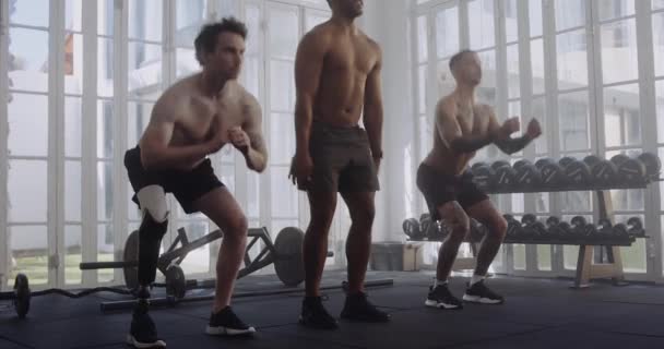 Três Homens Jovens Multirraciais Sem Camisa Vestindo Sportswear Fazendo Agachamentos — Vídeo de Stock