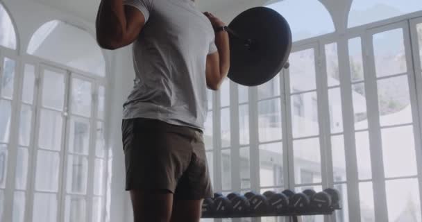 Entschlossener Junger Multiethnischer Mann Beim Gewichtheben Mit Der Langhantel Fitnessstudio — Stockvideo