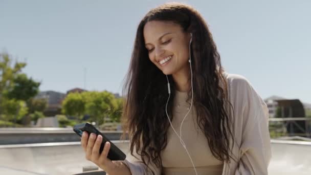 Feliz Joven Multirracial Mujer Usando Ropa Casual Usando Teléfono Móvil — Vídeos de Stock