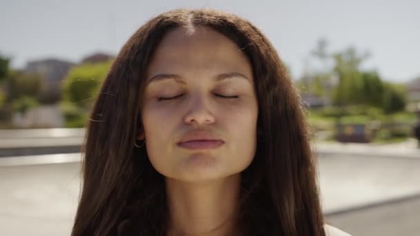 Портрет Розслабленої Молодої Багаторасової Жінки Видиху Закритими Очима Скейтпарку — стокове відео