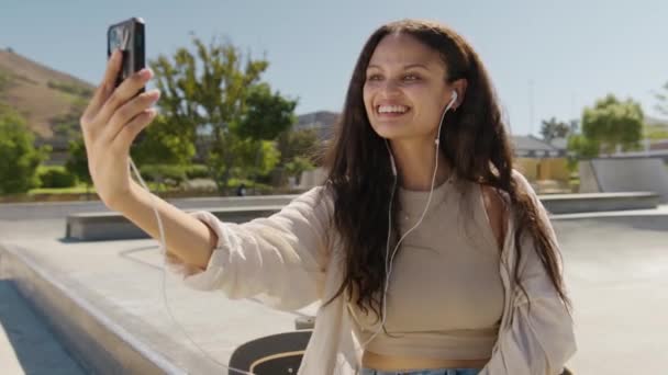 Ευτυχισμένη Νεαρή Πολυφυλετική Γυναίκα Φορώντας Casual Ρούχα Λαμβάνοντας Selfie Κινητό — Αρχείο Βίντεο