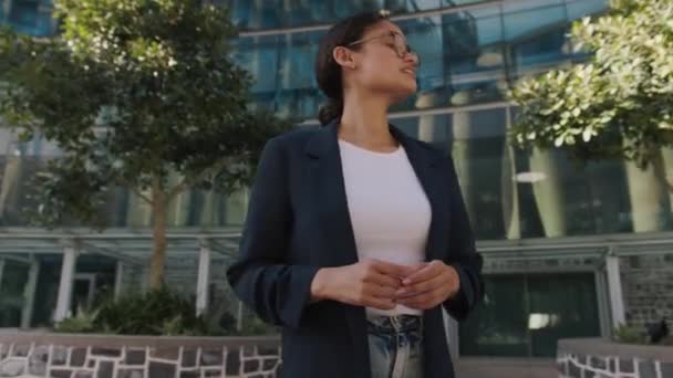 Молода Багаторасова Жінка Бізнес Одязі Дивиться Поза Офісною Будівлею Вулиці — стокове відео
