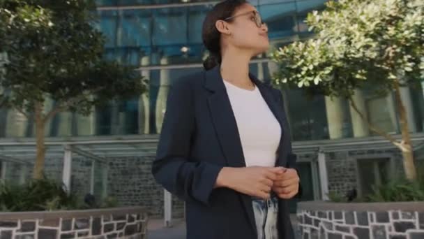 Zelfverzekerde Jonge Multiraciale Vrouw Draagt Bedrijfskleding Kijkt Weg Buiten Kantoorgebouw — Stockvideo