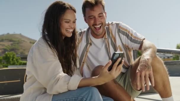 Šťastný Mladý Multiraciální Pár Sobě Ležérní Oblečení Smích Přes Mobilní — Stock video