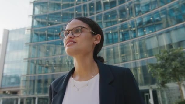 Jovem Mulher Multirracial Confiante Com Óculos Olhando Para Fora Prédio — Vídeo de Stock