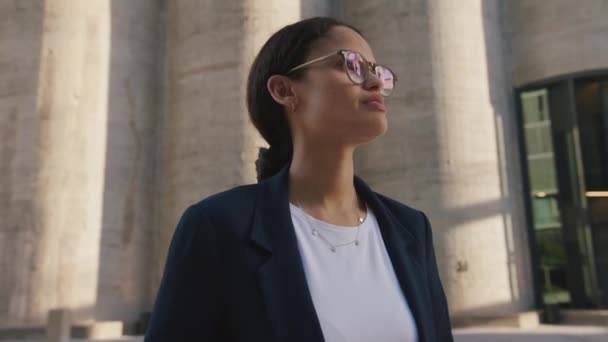 Portrét Šťastné Mladé Multiraciální Ženy Business Wear Vedle Budovy — Stock video