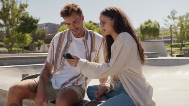 Feliz Joven Pareja Multirracial Con Ropa Casual Usando Teléfono Móvil — Vídeos de Stock