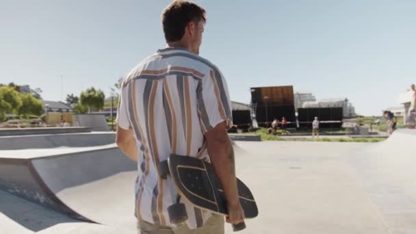 Getatoeëerde Jonge Blanke Man Draagt Casual Kleding Wandelen Met Skateboard — Stockvideo