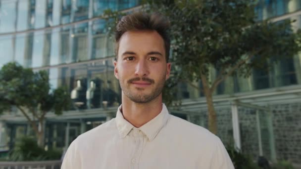 Portrait Jeune Homme Caucasien Portant Chemise Souriant Extérieur Immeuble Bureaux — Video
