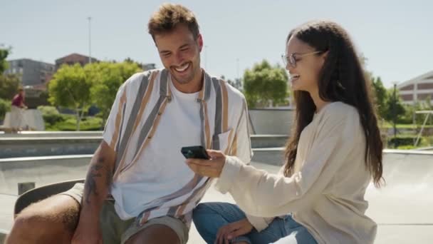 Feliz Joven Pareja Multirracial Usando Ropa Casual Riendo Teléfono Móvil — Vídeos de Stock