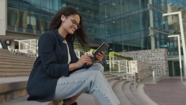 Молода Багаторасова Жінка Діловому Одязі Сидить Сходах Цифровим Планшетом Поруч — стокове відео