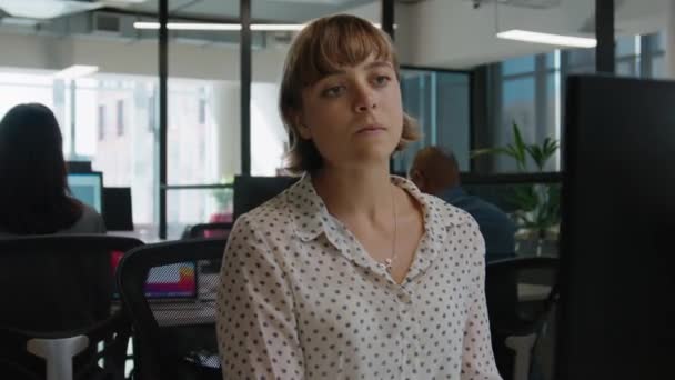 Mulher Caucasiana Jovem Camisa Bolinhas Usando Computador Mesa Escritório Corporativo — Vídeo de Stock