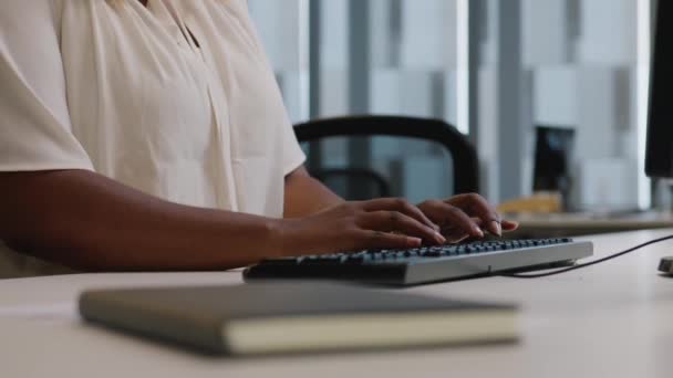 Primer Plano Mujer Negra Adulta Blusa Usando Computadora Escritorio Oficina — Vídeos de Stock