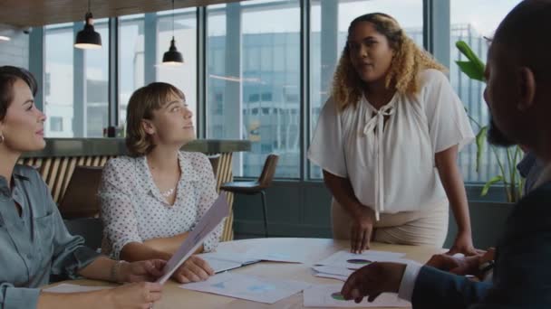 Gruppe Multiethnischer Geschäftsleute Businesskleidung Diskutiert Während Eines Treffens Büro — Stockvideo