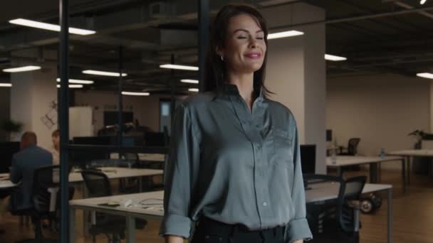 사무실에서 사업복에 코카서스 여성의 초상화 — 비디오