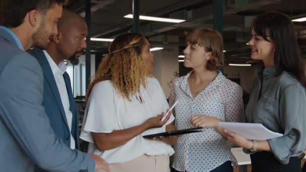 Multiraciale Groep Van Collega Glimlachen Praten Tijdens Vergadering Tijdens Het — Stockvideo