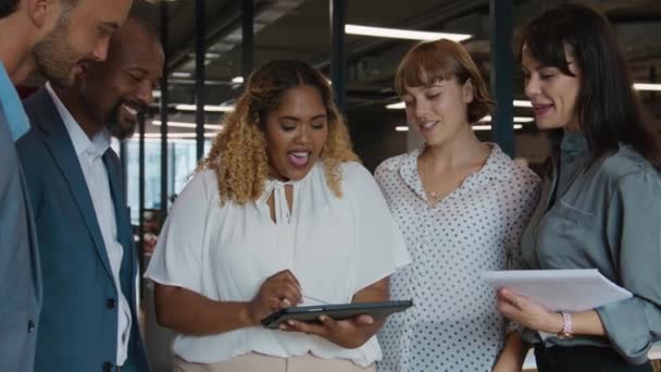 Grupo Multirracial Compañeros Trabajo Felices Hablando Durante Reunión Mientras Usa — Vídeos de Stock