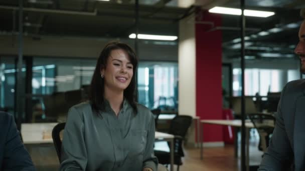 Vier Multiethnische Mitarbeiter Businessbekleidung Schütteln Hände Und Lächeln Bei Einem — Stockvideo