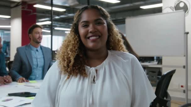Grupp Multietniska Medarbetare Företagskläder Ler Företagsmötet Styrelserummet — Stockvideo