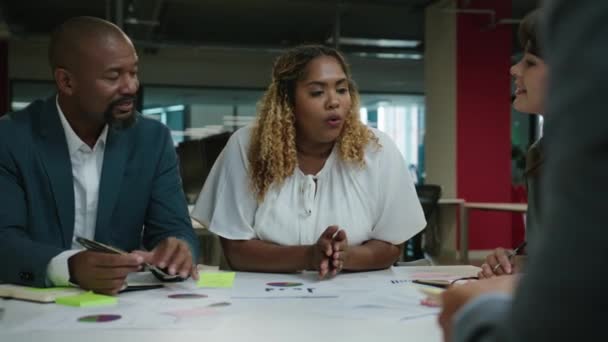 Fyra Multiraciala Kollegor Som Bär Affärskläder Pratar Affärsmötet Företagets Kontor — Stockvideo