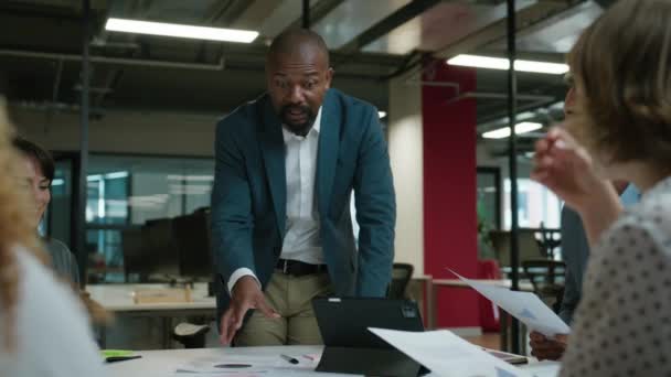 사무실에서 디지털 태블릿 말하는 비즈니스복에 동료의 다인종 — 비디오