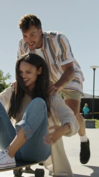 年轻的多种族夫妇穿着休闲装 在滑板上玩得开心 — 图库视频影像