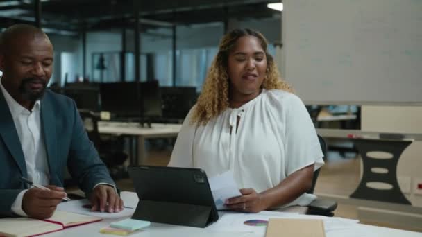 사무실의 이사회에서 말하는 디지털 태블릿 사업복에 다인종 — 비디오
