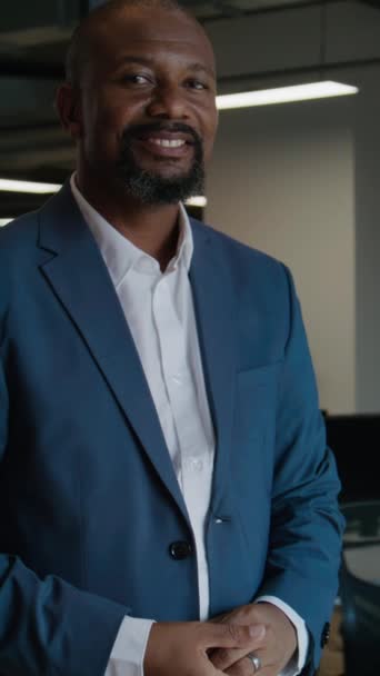 Hayatında Olgun Siyah Bir Adam Gülümsüyor Şirket Ofisindeki Masalardan Kameralara — Stok video
