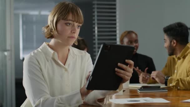 Şirket Ofisindeki Toplantı Sırasında Dijital Tablet Kullanan Kıyafetleri Giyen Dört — Stok video