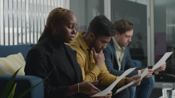 Jonge Multiraciale Volwassenen Die Bedrijfskleding Dragen Papierwerk Lezen Bank Het — Stockvideo