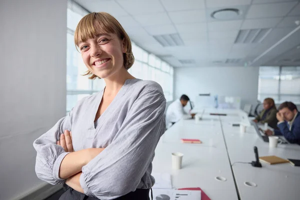 Young Businesswoman Wearing Businesswear Smiling Looking Camera Arms Crossed Office — Stock Photo, Image