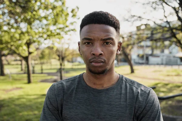 Portret Skupionego Młodego Czarnego Mężczyzny Sportowej Odzieży Spoglądającego Kamerę Parku — Zdjęcie stockowe
