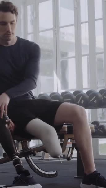 Spor Kıyafetli Genç Beyaz Adam Spor Salonunda Ağırlıkların Yanına Protez — Stok video