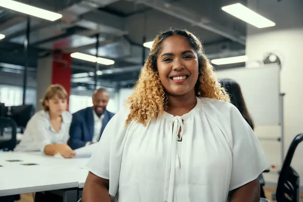 Vier Multiraciale Volwassenen Bedrijfskleding Glimlachend Tijdens Vergadering Aan Vergadertafel Bedrijfskantoor — Stockfoto