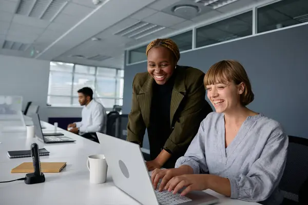 Drie Jonge Multiraciale Zakenmensen Met Bedrijfskleding Lachend Typend Een Laptop — Stockfoto