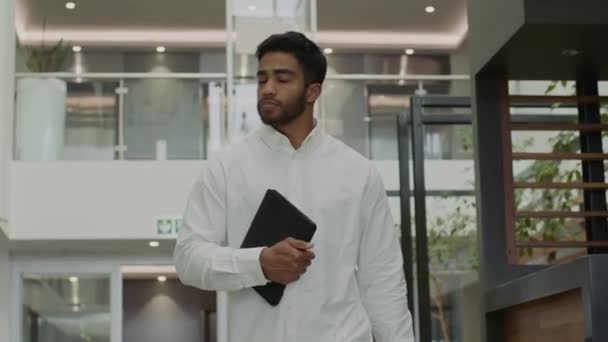 Ung Multiracial Man Bär Skjorta Hålla Digital Tablett Medan Promenader — Stockvideo