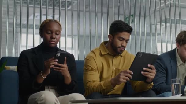 Junge Multiethnische Erwachsene Businesskleidung Sitzen Büro Und Nutzen Technologie — Stockvideo