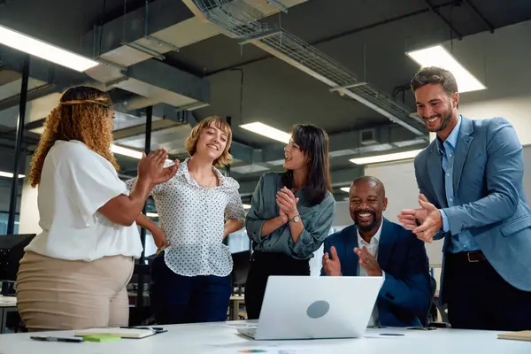 Пять Счастливых Многорасовых Бизнесменов Аплодируют Ноутбуку Столе Конференций Корпоративном Офисе — стоковое фото