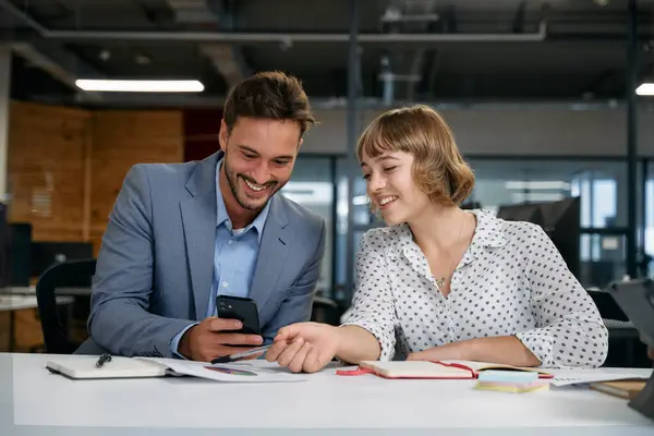 Dois Empresários Caucasianos Olhando Para Baixo Sorrindo Usar Telefone Inteligente — Fotografia de Stock