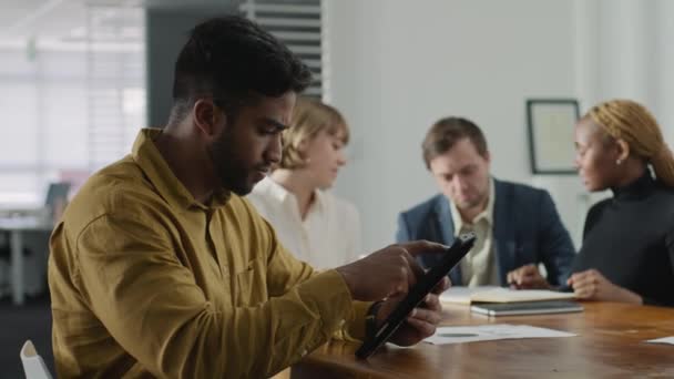 Kıyafetleri Giymiş Dört Genç Yetişkin Ofiste Konuşurken Dijital Tablet Kullanırken — Stok video
