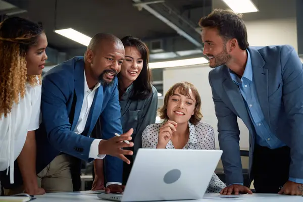 Cinco Pessoas Negócios Multirraciais Felizes Conversando Gesticulando Laptop Durante Reunião — Fotografia de Stock
