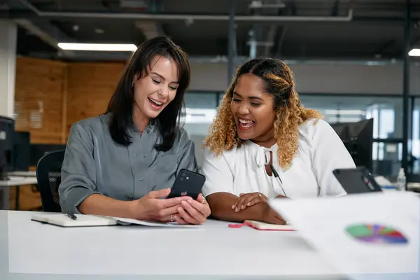 Två Glada Multiracial Affärskvinnor Ler När Använder Smarttelefon Mötet Företagets — Stockfoto