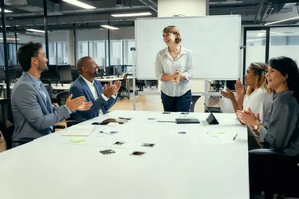 Grupp Glada Multiracial Affärsmän Applåderar Runt Konferensbordet Företagskontor — Stockfoto