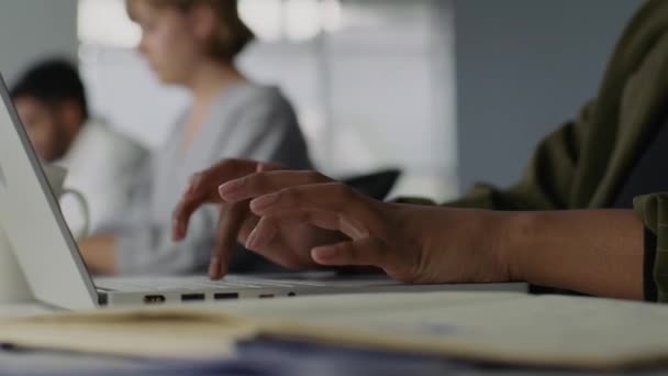 사무실에서 책상에서 노트북에서 비즈니스웨어를 성인의 클로즈업 — 비디오