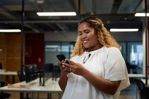 Ung Multiracial Kvinna Affärskläder Ler Och Använder Mobiltelefon Företagets Kontor — Stockfoto