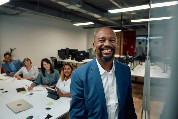 Grupo Empresarios Multirraciales Sonriendo Junto Pizarra Durante Reunión Oficina Corporativa Imágenes de stock libres de derechos