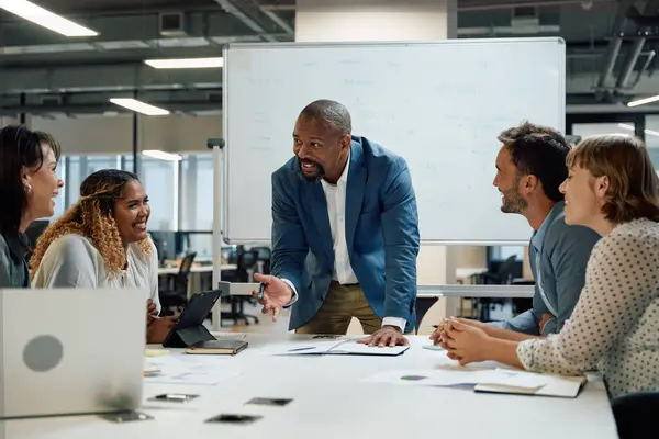 Grupo Empresarios Multirraciales Sonriendo Discutiendo Durante Reunión Oficina Corporativa Imagen de archivo