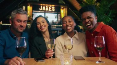 Modern bir kahve dükkanında çifte randevuda olan Afrikalı ve Kafkasyalı bir çift. Yüksek kalite 4k görüntü