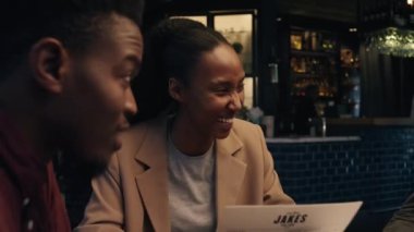 Modern bir restoranda müşterileri almaya hazır beyaz bir garson. Yüksek kalite 4k görüntü