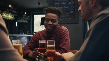 Modern bir restoranda iş arkadaşlarına komik bir hikaye anlatan Afrikalı bir adam. Yüksek kalite 4k görüntü